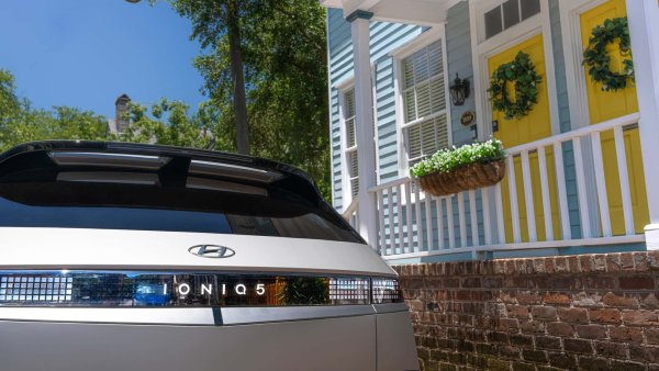 На цена около най-евтина Tesla Model Y ще получите 225 к.с. и 490 км пробег. Може допълнително да повишите мощността до 320 к.с., но намалявате пробега. Има и Hyundai Ioniq 5 N, който ви позволява да си играете с фалшиви скорости и да слушате симулиран двигател &ndash; луда работа! Но също така е блестящ по права линия и отличен в завои.

У нас двата модела със задно предаване тръгват съответно от 107 990 и 114900 лева, разбира се, с много опции за ъпгрейд.
